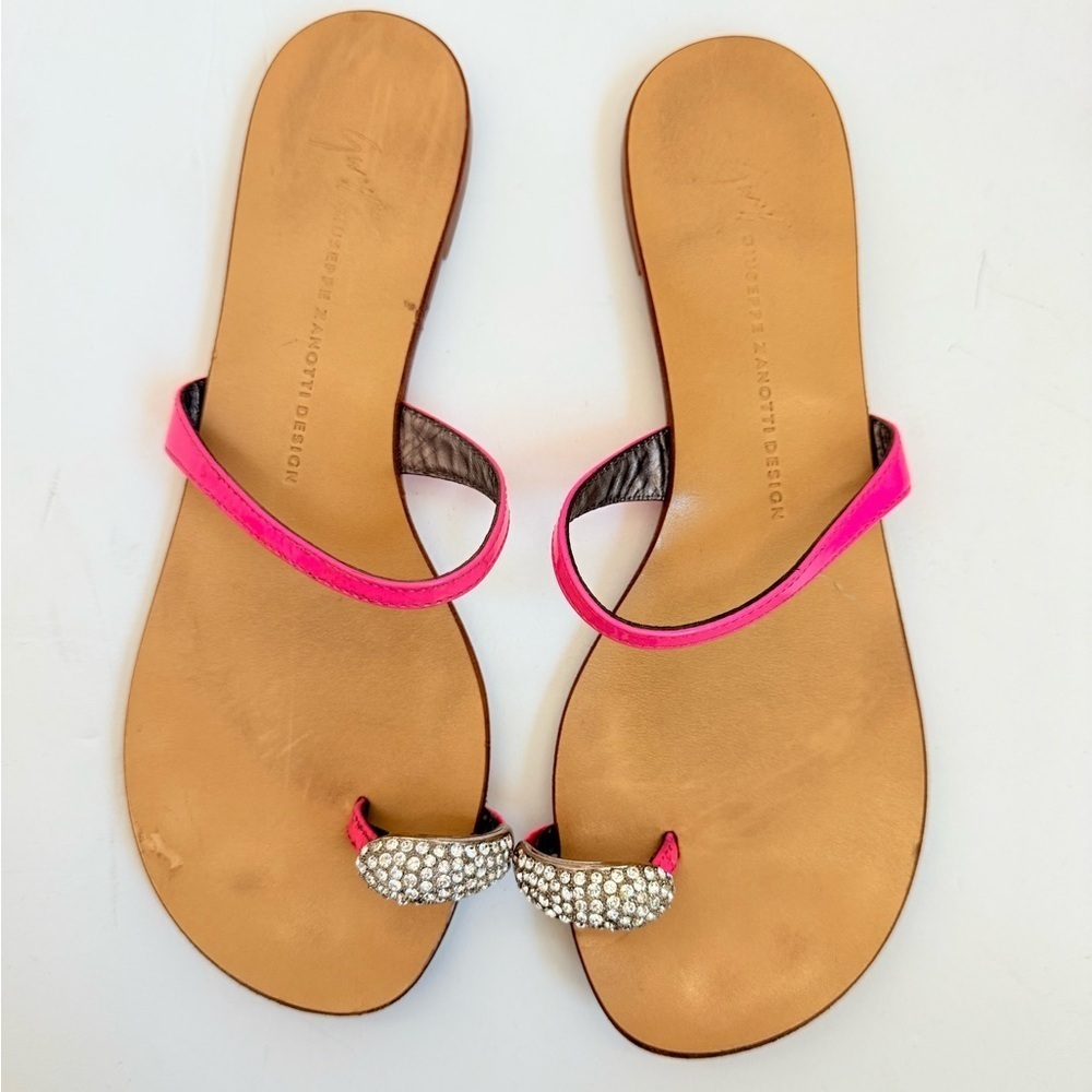 Giuseppe Zannoti Neon Pink Patent Leather rhinestone toe ring flat sandals EU 37